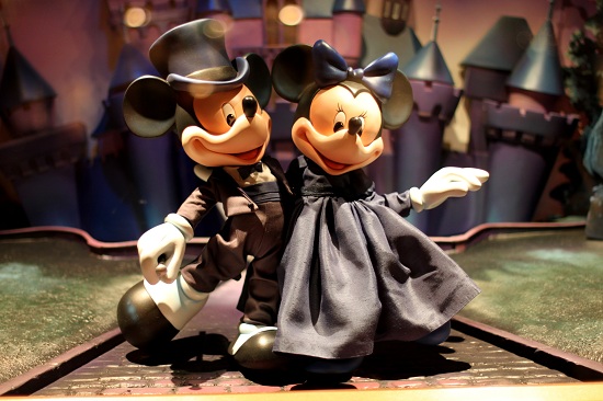 Mickey and Minnie HK Disneyland Emporium Window Display